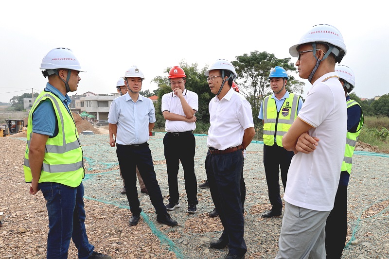 覃炳賢(前排右二)一行到吳大高速機場連接線調(diào)研.JPG