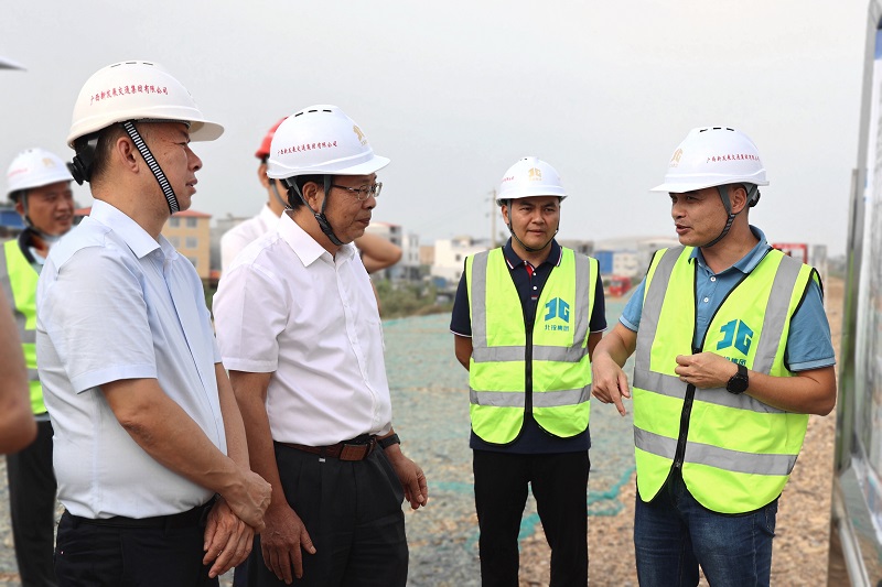 覃炳賢(前排左二)一行到吳大高速機場連接線調(diào)研.JPG
